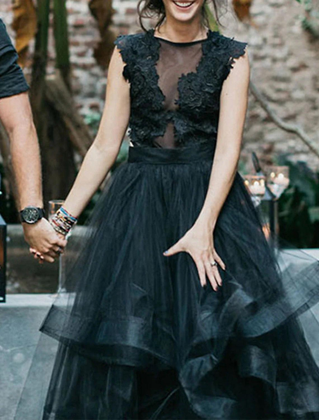 Verlobung Gothic Schwarze Brautkleider Formell Herbst A-Linie Illusion Hals Ärmellos Sweep / Brush Train Spitze Brautkleider Mit Applikationen Kaskadierende Rüschen Sommer Halloween Hochzeitsfeier