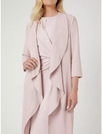 Zweiteiliges Kleid für die Mutter der Braut, für Hochzeitsgäste, elegant, zierlich, Rundhalsausschnitt, knielang, Stretch-Chiffon, 3/4-Ärmel, geschlitzte Vorderseite, Rüschen, einfarbig