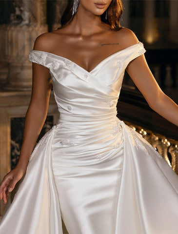 Verlobungs-Hochzeitskleider Ballkleid Off Shoulder Cap Sleeve Chapel Train Satin Brautkleider mit geraffter Blume