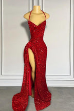 Vestido de fiesta rojo con lentejuelas y abertura, largo hasta el suelo y brillante.