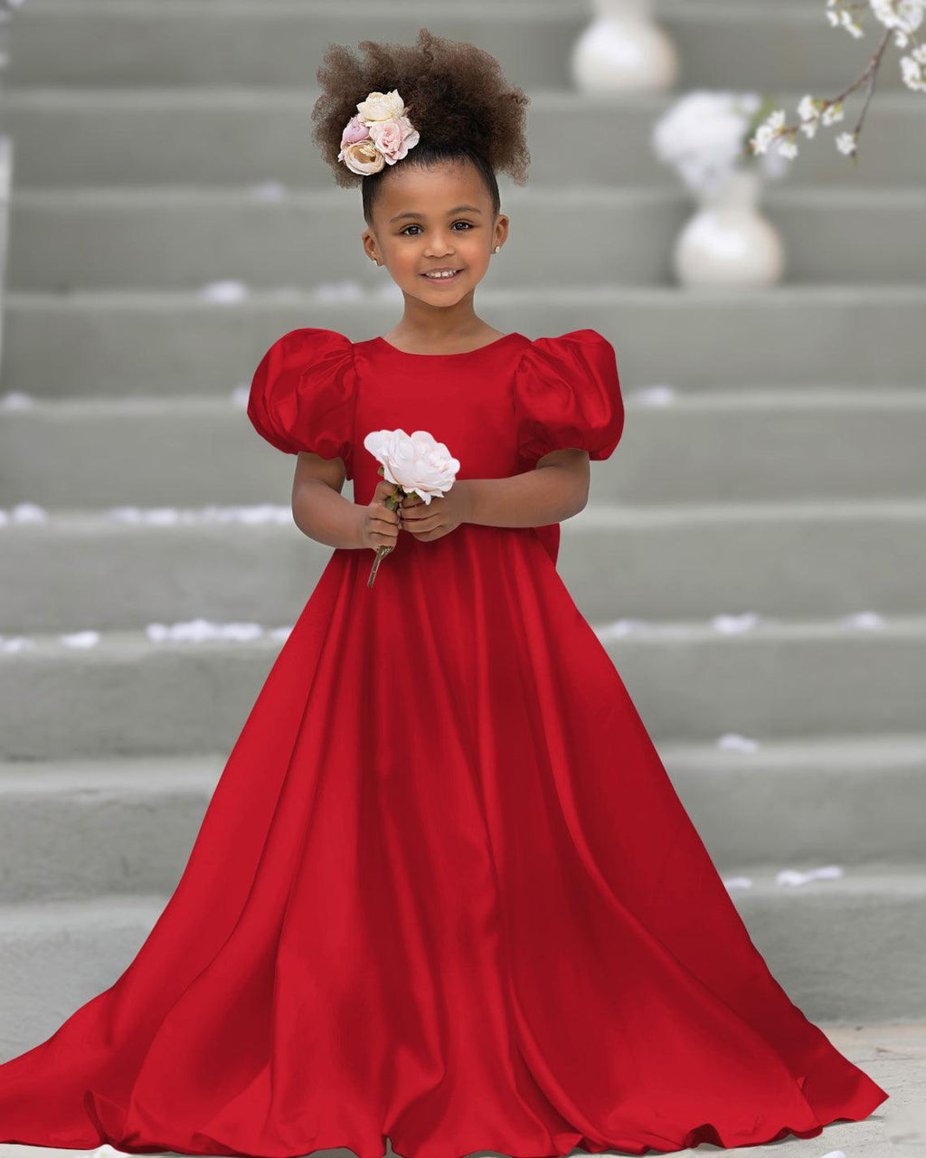 Kleid für Blumenmädchen mit Puffärmeln, Schleife, Knopfleiste hinten und Schleppe 