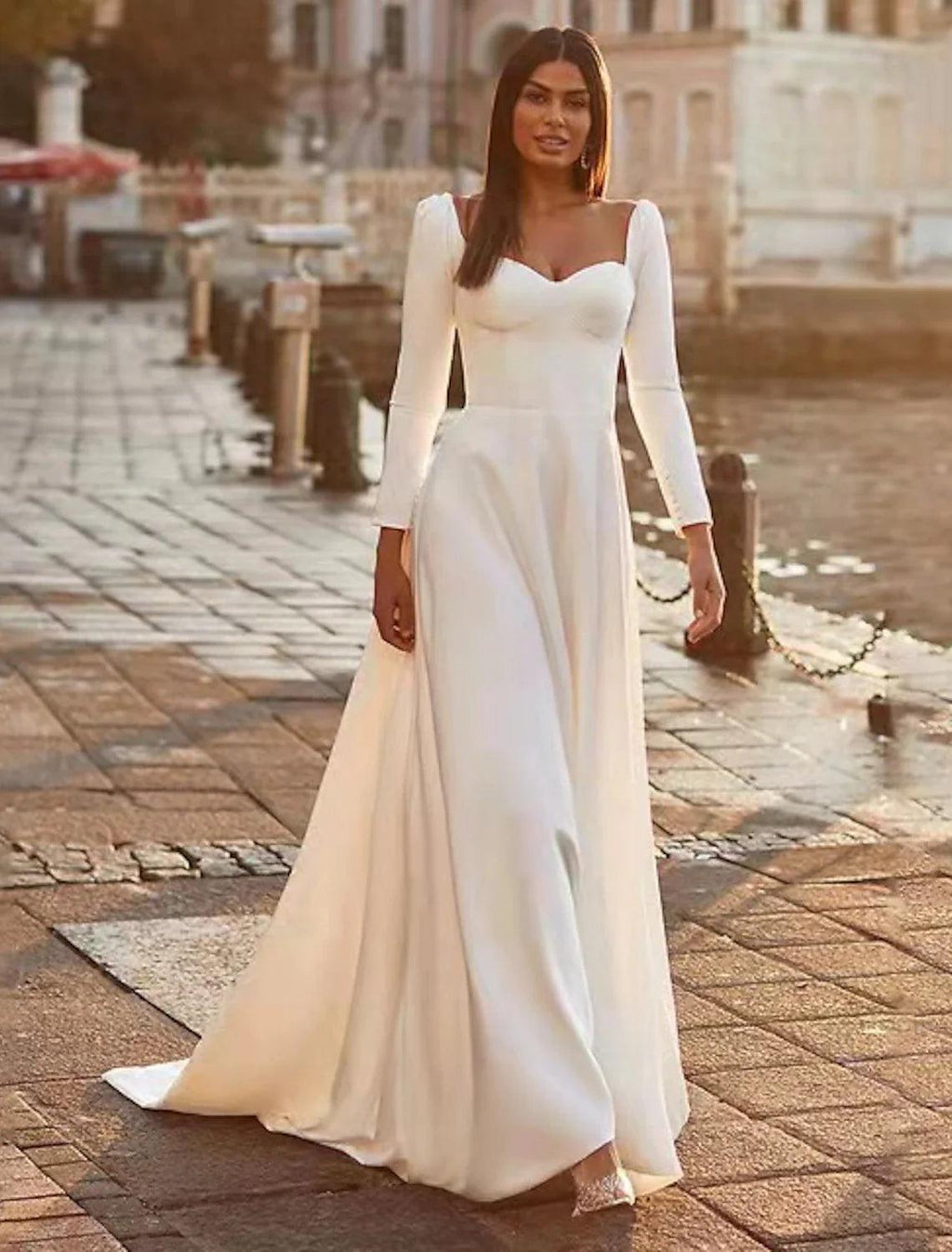 Empfang Royal Style Casual Brautkleider A-Linie Herzausschnitt Langarm Sweep / Pinsel Zug Satin Brautkleider mit Volltonfarbe