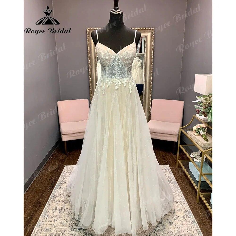 vestido largo de novia con encaje, escote en V, tirantes finos, espalda descubierta, vestido de novia. Elegancia de NumberSea.