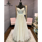 vestido largo de novia con encaje, escote en V, tirantes finos, espalda descubierta, vestido de novia. Elegancia de NumberSea.