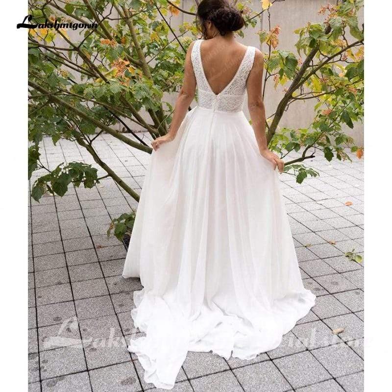 Vestidos de novia románticos de playa con encaje y escote en V profundo de NumberSea