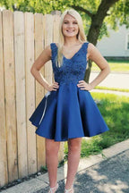 Vestido de fiesta corto sin espalda con apliques de encaje azul real