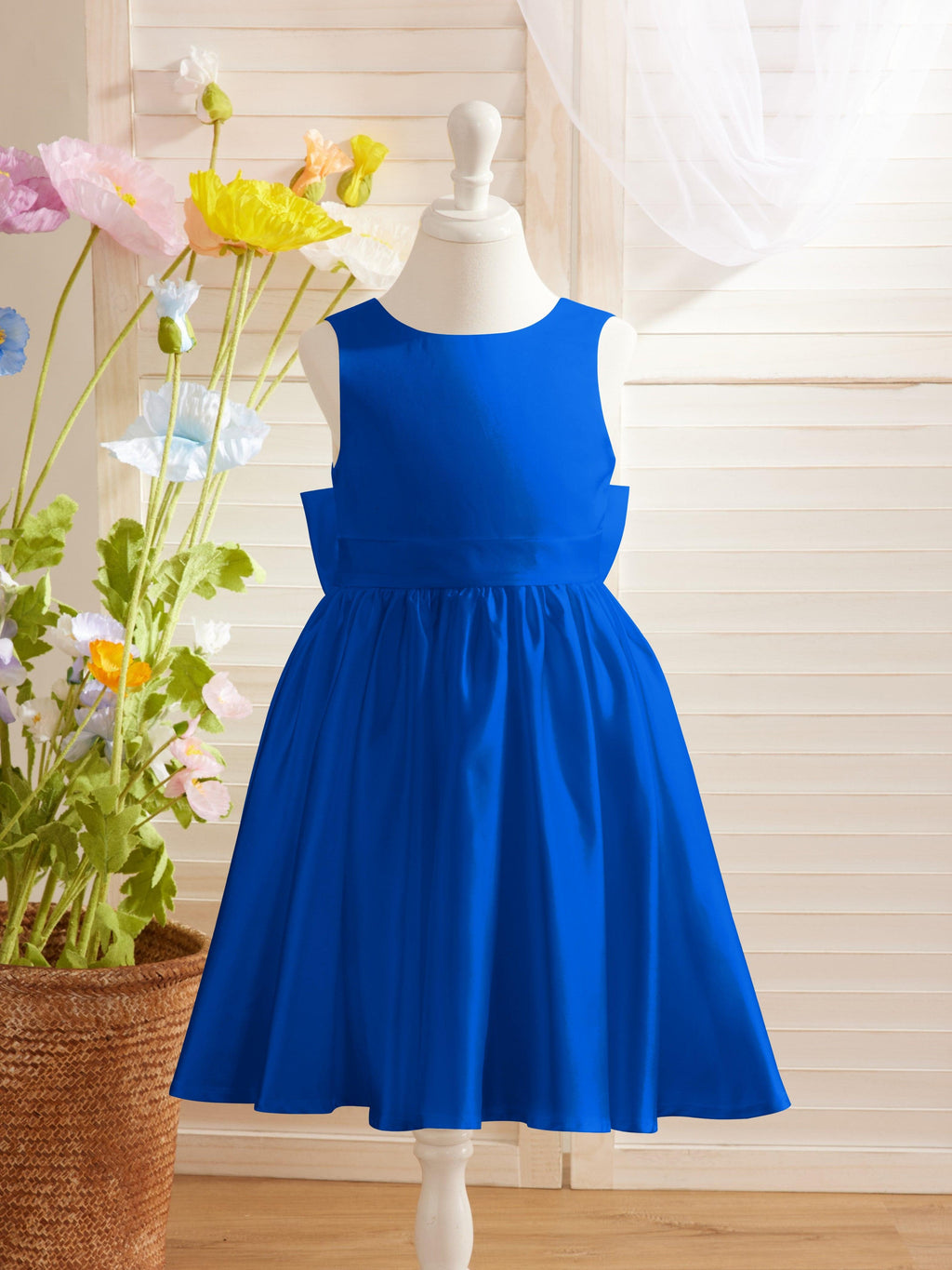 Elegante vestido de niña de las flores de satén con escote en V, corte A y lazo hasta la rodilla 