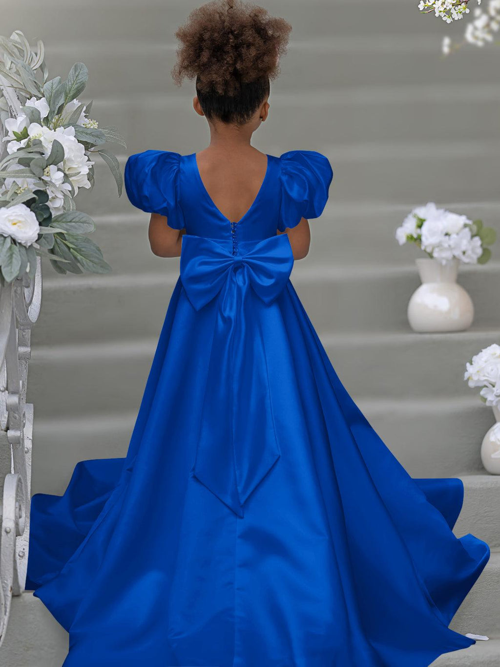 Kleid für Blumenmädchen mit Puffärmeln, Schleife, Knopfleiste hinten und Schleppe 