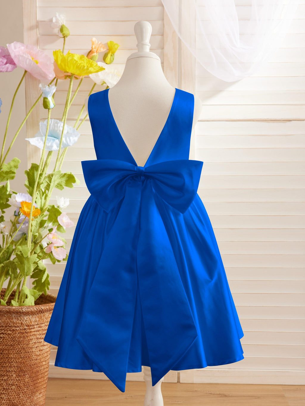 Elegante vestido de niña de las flores de satén con escote en V, corte A y lazo hasta la rodilla 