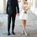 Vestido de novia corto de satén blanco con mangas abullonadas