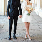 Vestido de novia corto de satén blanco con mangas abullonadas