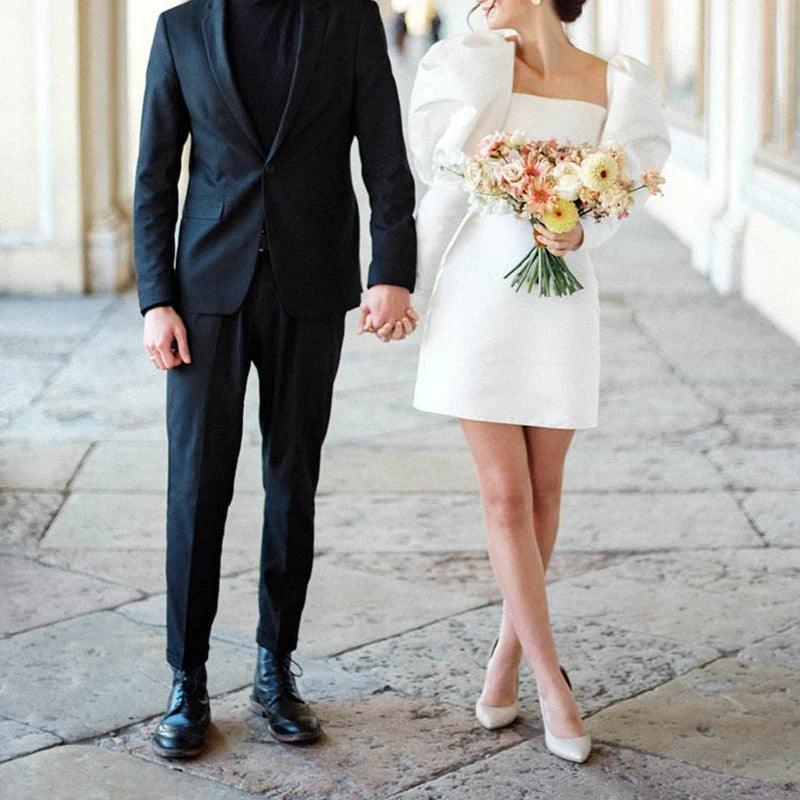 Vestido de novia corto de satén blanco con mangas abullonadas