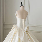 Vestido de novia NumberSea de satén con pliegues y corte drapeado, sencillo