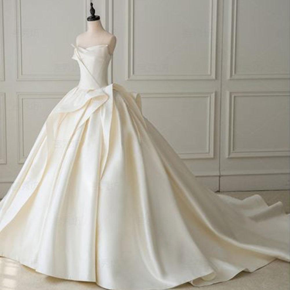 Vestido de novia NumberSea de satén con pliegues y corte drapeado, sencillo