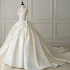 Vestido de novia NumberSea de satén con pliegues y corte drapeado, sencillo