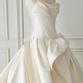 Vestido de novia NumberSea de satén con pliegues y corte drapeado, sencillo