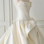 Vestido de novia NumberSea de satén con pliegues y corte drapeado, sencillo