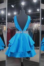 Vestidos de fiesta cortos de satén azul con escote en V y cuentas