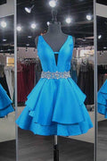 Vestidos de fiesta cortos de satén azul con escote en V y cuentas
