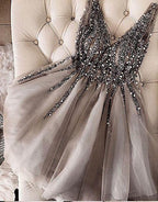 Vestidos de fiesta cortos de tul con escote en V y lentejuelas y cuentas en gris 