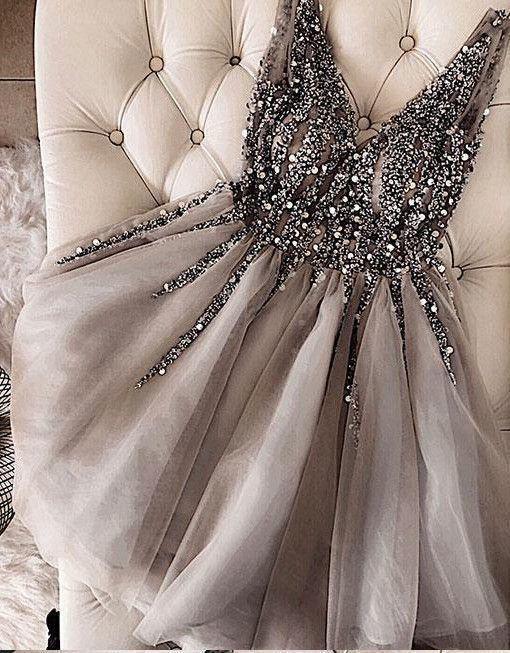 Vestidos de fiesta cortos de tul con escote en V y lentejuelas y cuentas en gris 