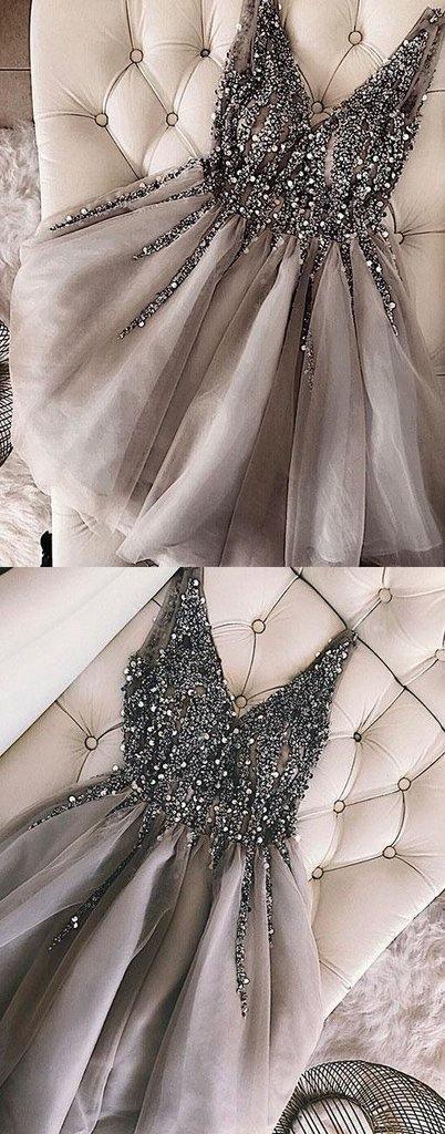 Vestidos de fiesta cortos de tul con escote en V y lentejuelas y cuentas en gris 