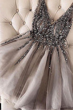 Vestidos de fiesta cortos de tul con escote en V y lentejuelas y cuentas en gris 