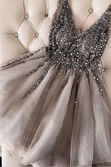 Vestidos de fiesta cortos de tul con escote en V y lentejuelas y cuentas en gris 
