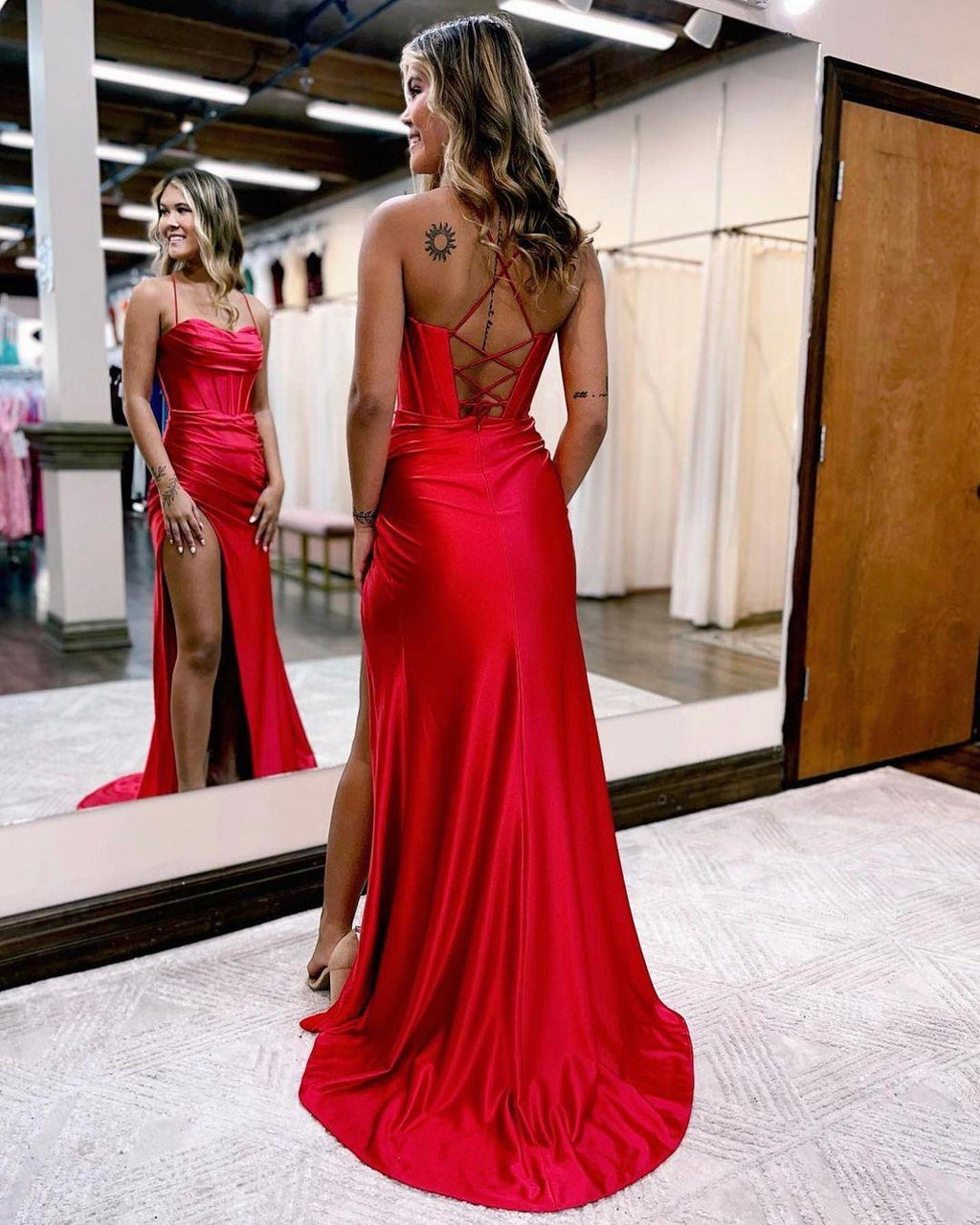 Sexy bodenlanges, ärmelloses Meerjungfrau-Ballkleid aus Satin mit Spaghettiträgern und Rüschen