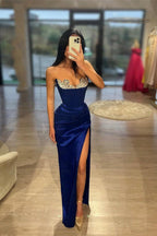Vestido de fiesta largo azul real con escote en V y abertura, sin mangas, con pedrería