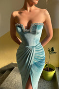Vestido de fiesta sexy de terciopelo largo sin tirantes con abertura frontal y cristales