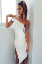 Etuikleid aus Satin mit One-Shoulder-Träger und Schlitz