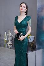 Glänzendes, smaragdgrünes Abendkleid im Meerjungfrauen-Stil mit Quastenärmeln