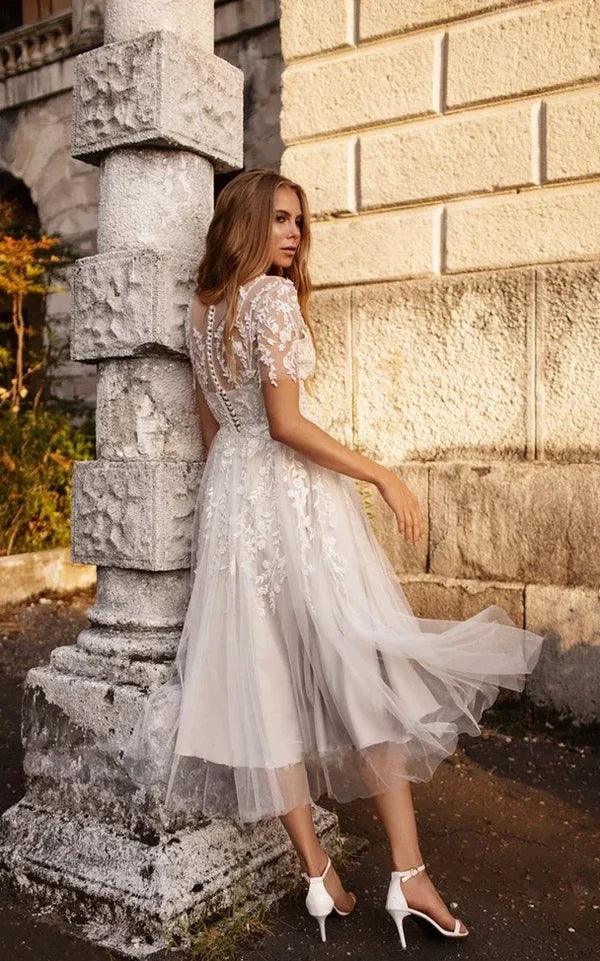 Vestido de novia largo hasta la rodilla, etéreo, moderno, corte A, escote en V, espalda con botones