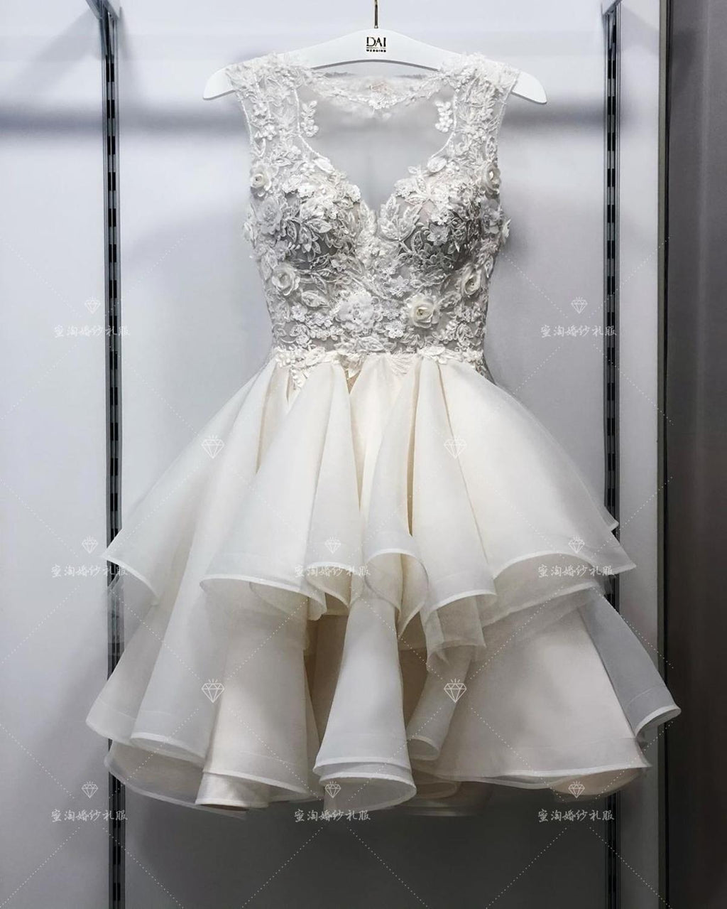 Vestido de novia corto NumberSea 2024 con apliques de flores y encaje en la parte superior.