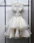 Vestido de novia corto NumberSea 2024 con apliques de flores y encaje en la parte superior.
