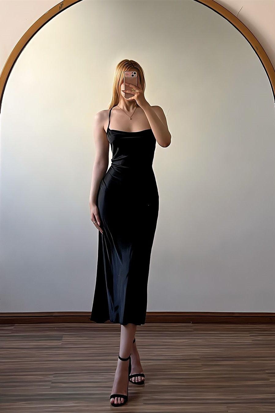 Vestido de fiesta sencillo de satén negro con tirantes finos, sin mangas y espalda descubierta