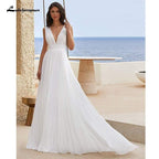 Vestido de novia sencillo de gasa con pliegues y escote en V de NumberSea