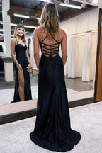 Vestido de fiesta largo sencillo de sirena negro con tirantes finos, sin mangas, con lentejuelas y abertura