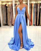Einfaches langes blaues Abendkleid aus Satin mit V-Ausschnitt und Spaghettiträgern und Schlitz