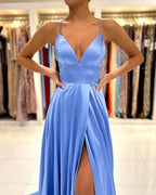 Einfaches langes blaues Abendkleid aus Satin mit V-Ausschnitt und Spaghettiträgern und Schlitz
