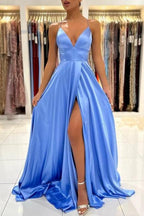 Einfaches langes blaues Abendkleid aus Satin mit V-Ausschnitt und Spaghettiträgern und Schlitz