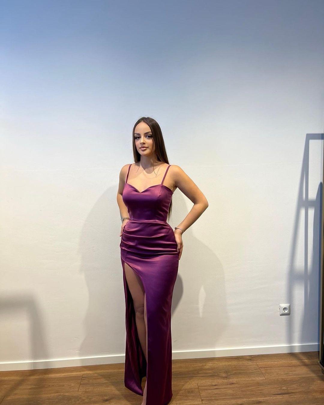 Vestido de fiesta sencillo largo de sirena con tirantes finos, escote en V, sin mangas y abertura