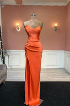 Vestido de fiesta sencillo, largo, de satén, color naranja, estilo sirena, sin tirantes y con abertura