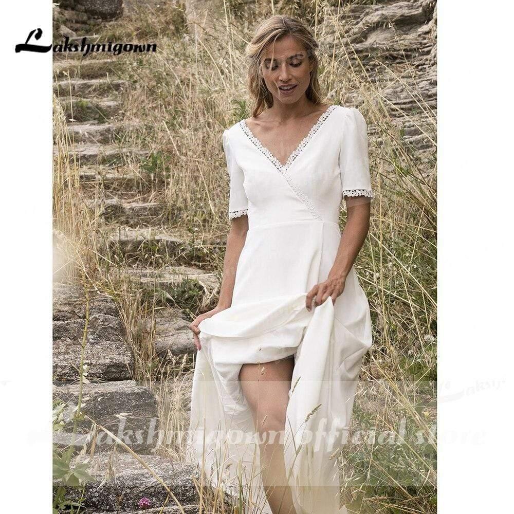 Vestidos de novia sencillos de NumberSea con escote en V, cola larga y manga corta para playa