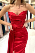 Einfaches, ärmelloses Meerjungfrau-Ballkleid aus Satin mit herzförmigem Ausschnitt und Schlitz