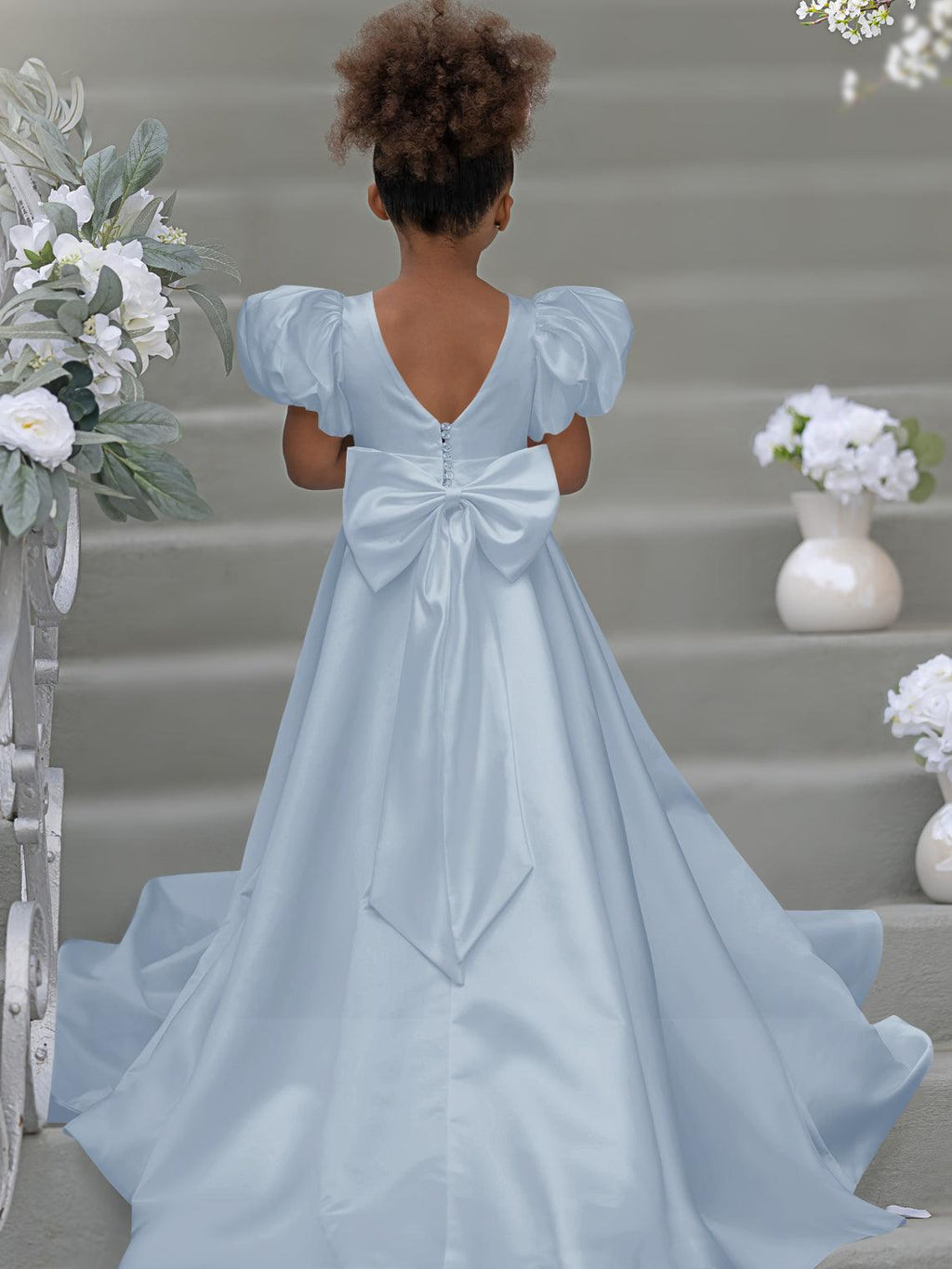 Kleid für Blumenmädchen mit Puffärmeln, Schleife, Knopfleiste hinten und Schleppe 