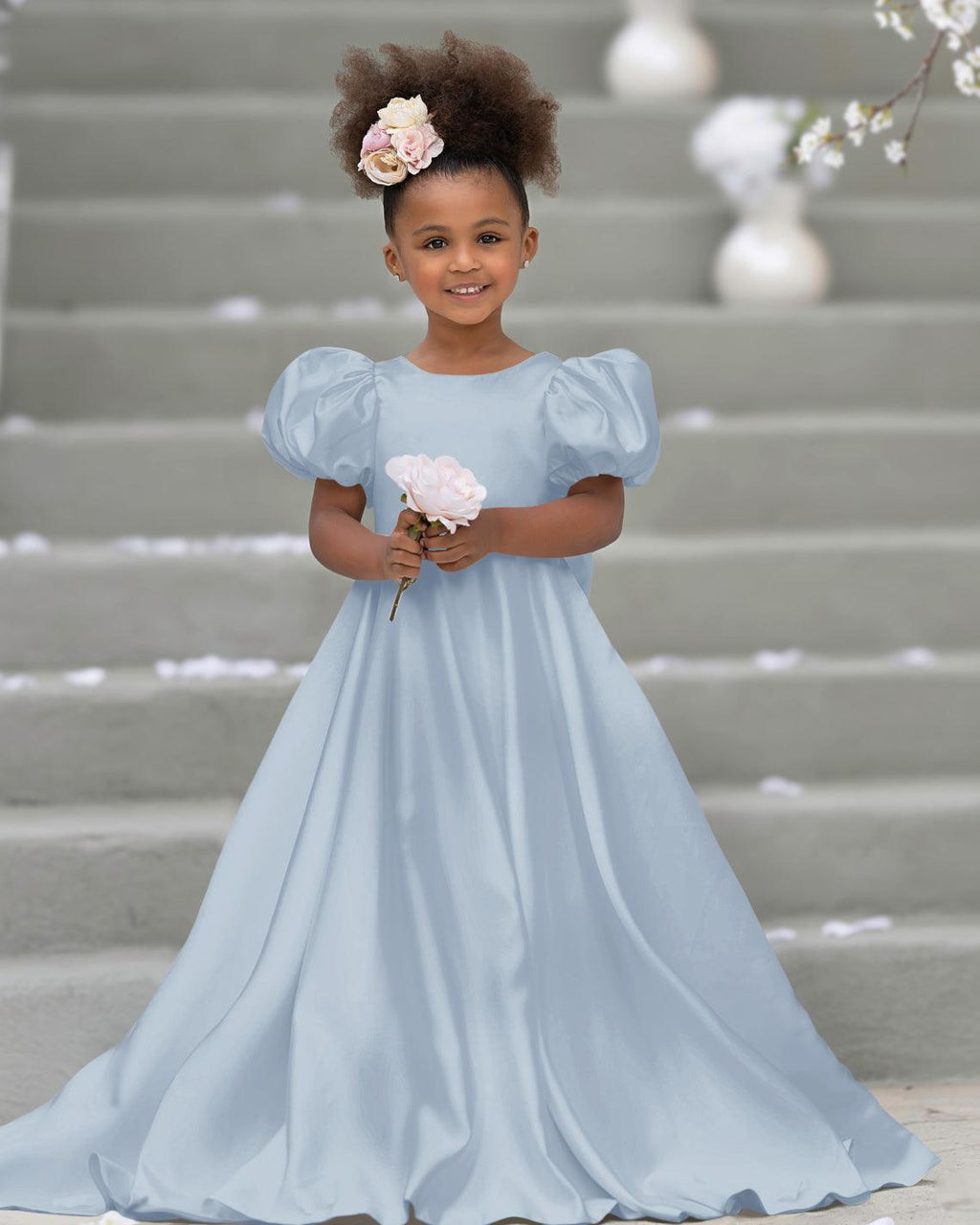 Kleid für Blumenmädchen mit Puffärmeln, Schleife, Knopfleiste hinten und Schleppe 