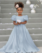 Kleid für Blumenmädchen mit Puffärmeln, Schleife, Knopfleiste hinten und Schleppe 