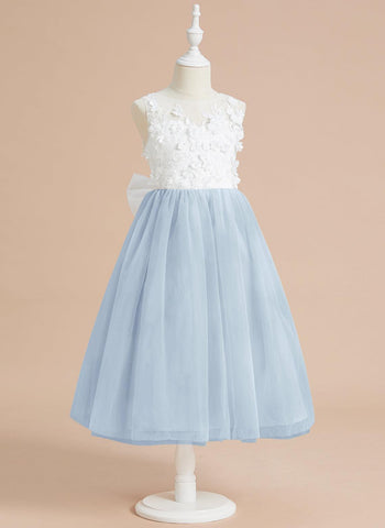 Wadenlanges Kleid aus floraler Spitze mit großer Schleife 